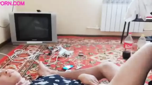 کوس تنگ زن ازبک رو زمین حسابی جر می خوره.