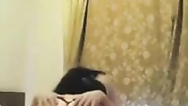 دختر تپل ازبک داره با انگشت کسشو رو کیر باز می کنه و می کشه.