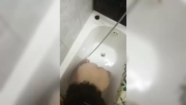 دختر مو مشکی زانو زده یه دختر ازبکی خوشگل رو می مکه.