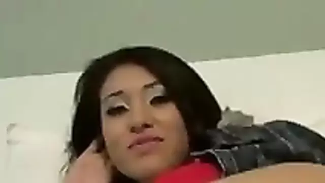 یه خوشگل ازبک با ناز و عشوه دوست شوهرشو اغوا می کنه.