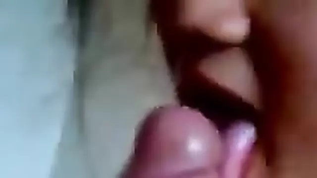 دختر جوون ازبک داره کیر پسره رو لیس می زنه.